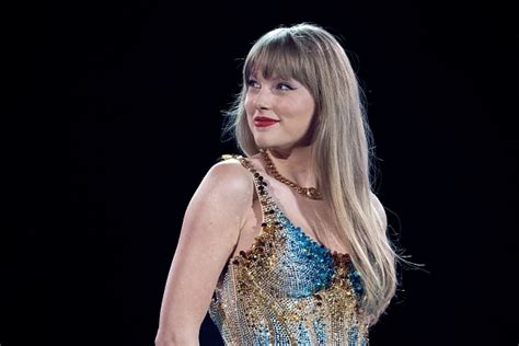 Jun 3, 2023 · 12 photos. 1/12. CHICAGO, ILLINOIS – JUNE 02: EDITORIAL USE ONLY. Taylor Swift performs onstage during “Taylor Swift | The Eras Tour” at Soldier Field on June 02, 2023 in Chicago, Illinois ... 